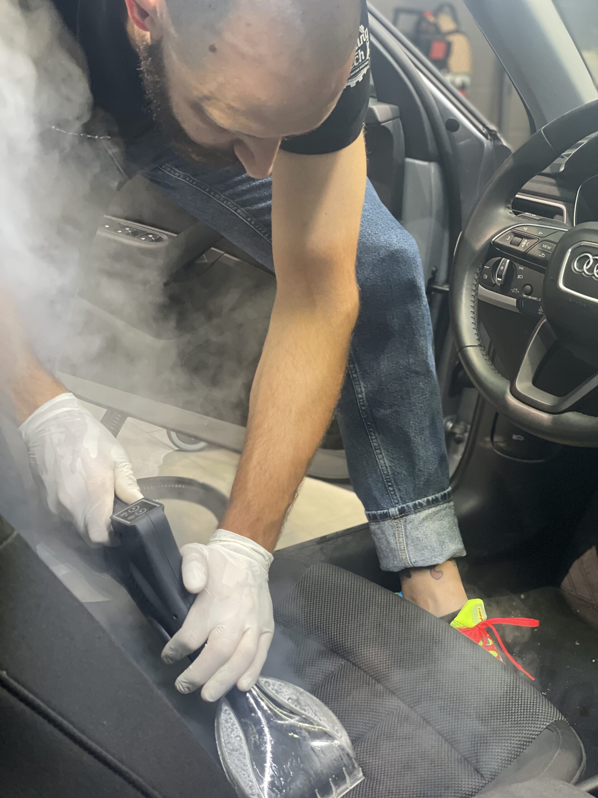 Dettaglio della pulizia degli interni auto