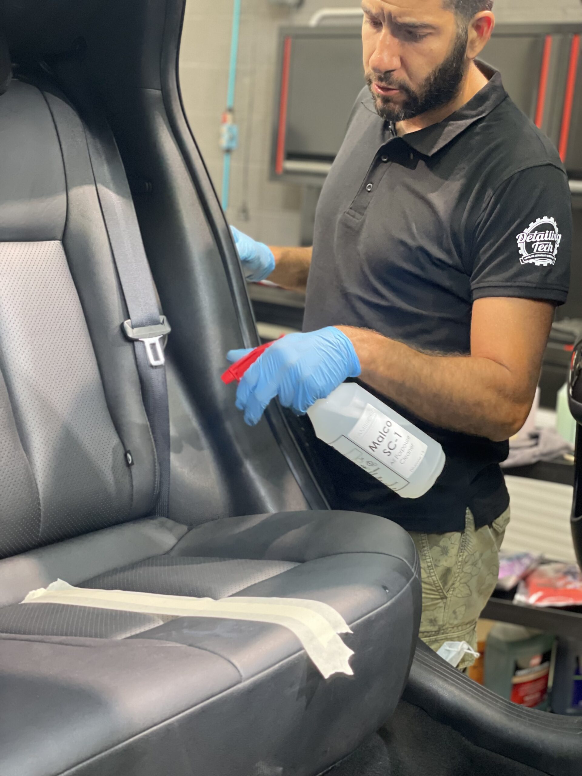 Pulizia di dettaglio delle plastiche interne